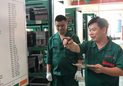 پی پی آر پائپ فٹنگز کا ایک بیچ پیک کیا جا رہا ہے۔